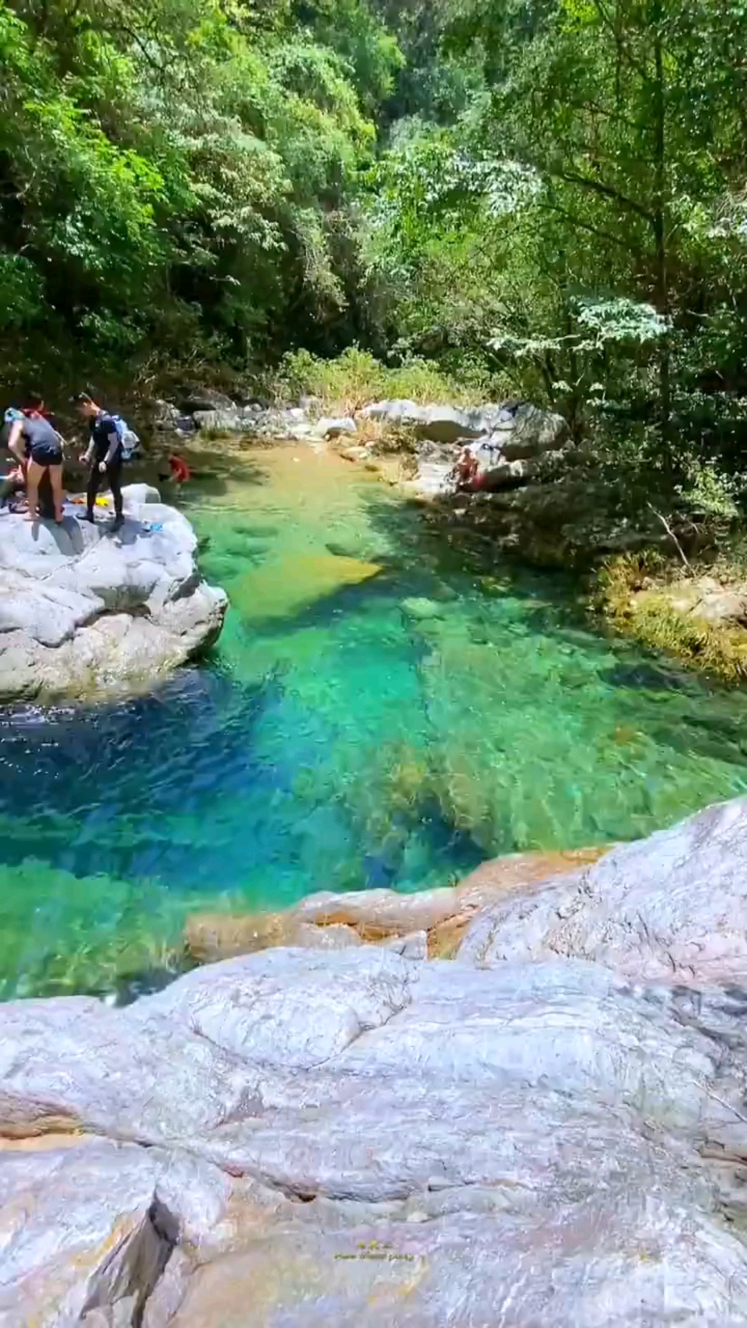 神秘的响水潭瀑布,翡翠绿的潭水宛如人间瑶池.-度小视