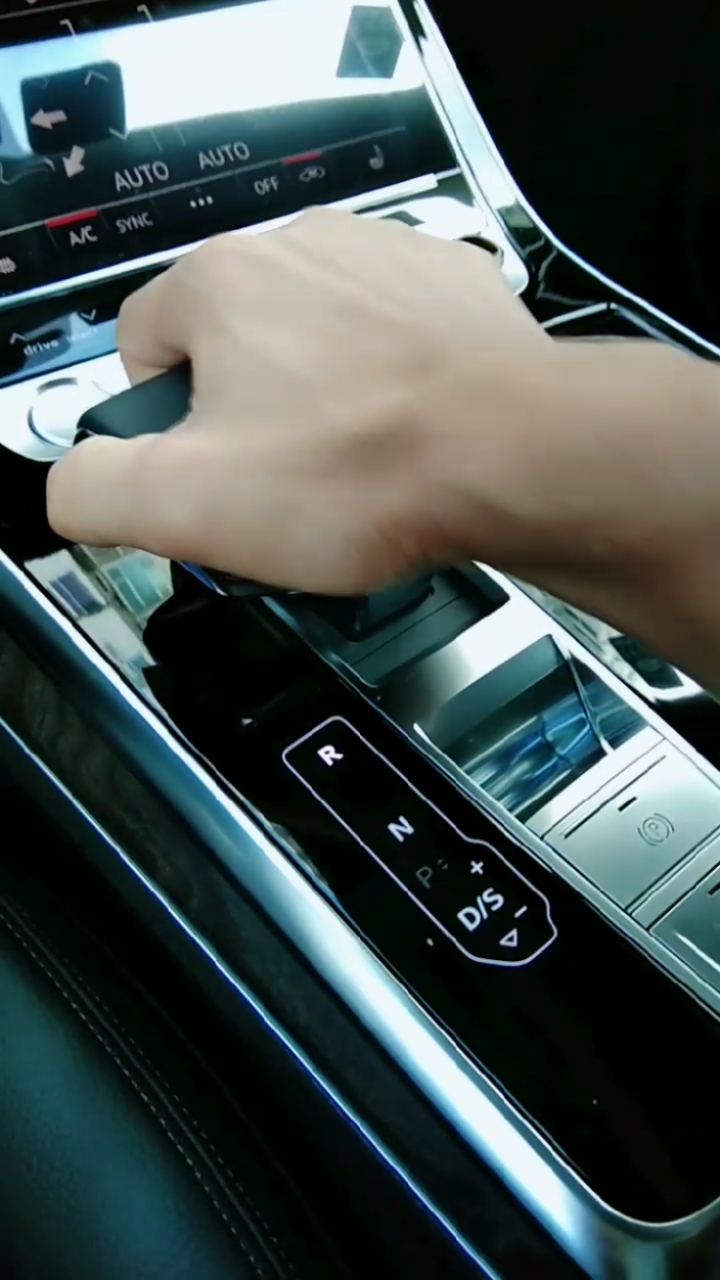 最新款奥迪q3,这样的飞机档把好看