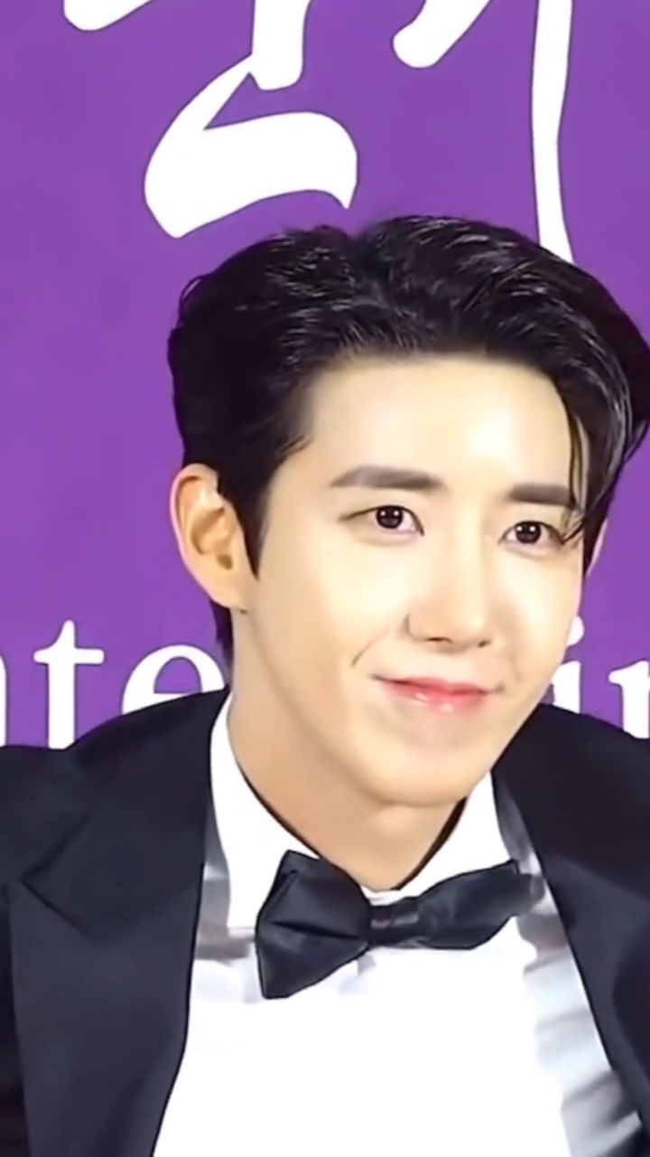 黄光熙近照哈哈,也太帅了吧,这还是我们记忆中的他吗?