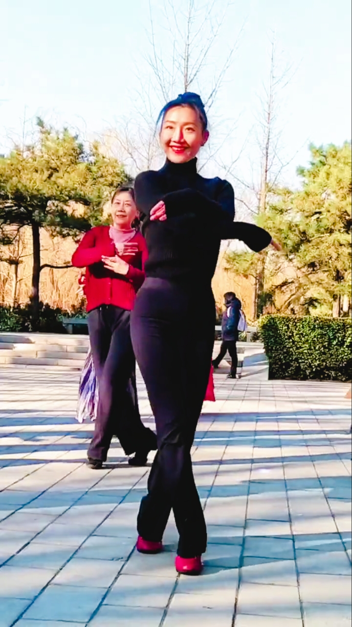 广场舞#北京玲珑舞蹈队!小红老师领舞《又见山里红》完整版长视频!