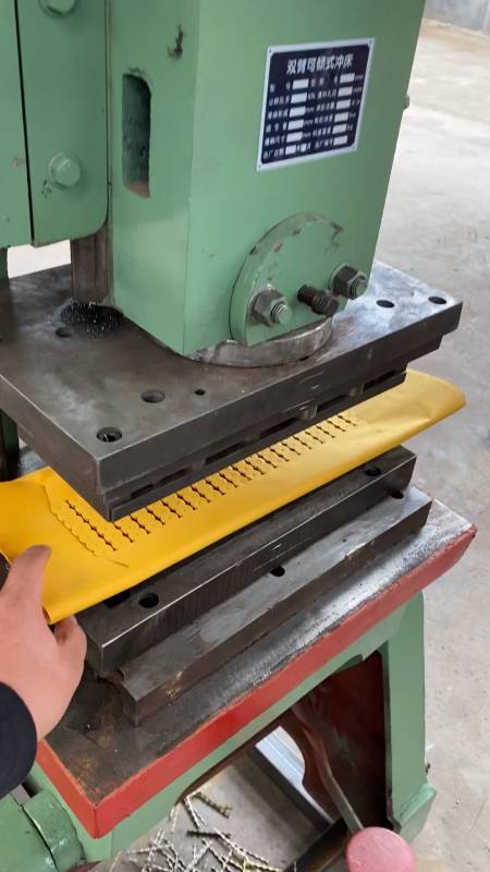 创业烧纸打孔机黄表纸打孔机黄纸打眼机全自动烧纸打眼机黄泡纸打孔机