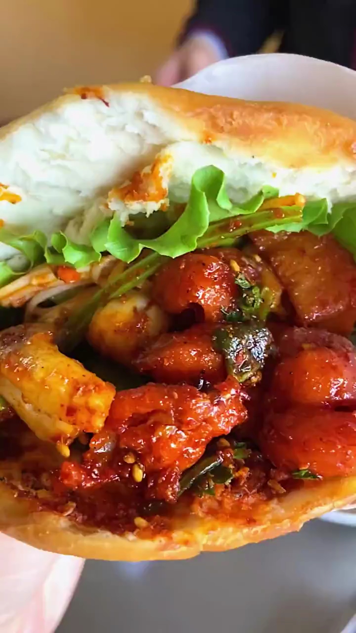 家乡特色美食#街头小吃炸串夹馍,经久不衰,全国人民都爱吃!