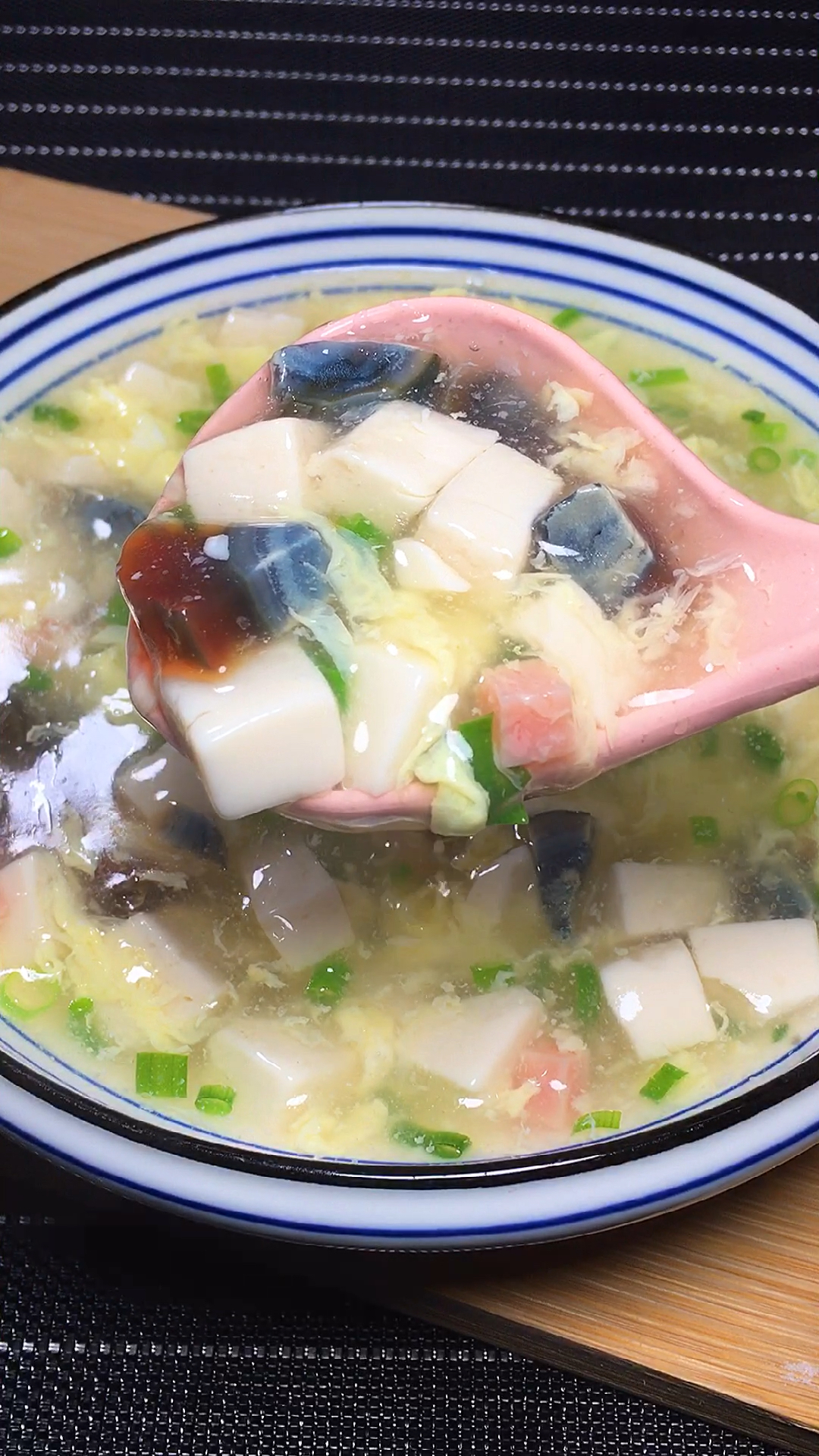 轻知计划#皮蛋和豆腐还在凉拌吗?其实做成汤更好吃