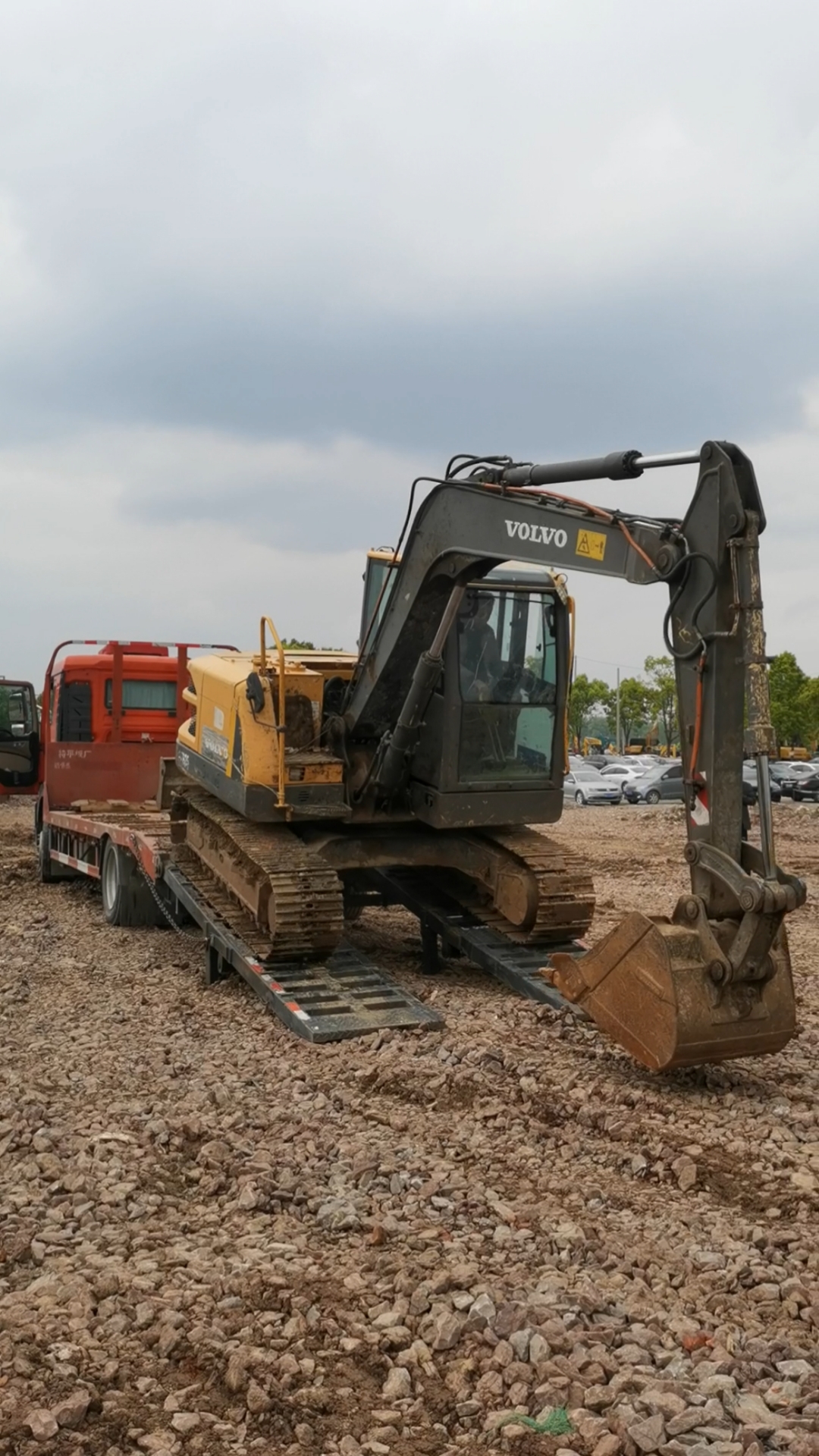 二手挖掘机个人#工地上刚刚到家一台沃尔沃80挖掘机,这款完美-度惺佑