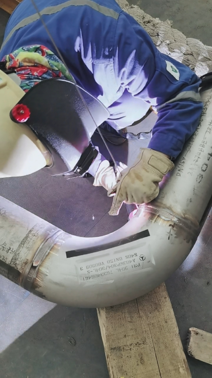 寻找最牛手艺人#不锈钢管道焊接,工资一天600,你觉得值吗?