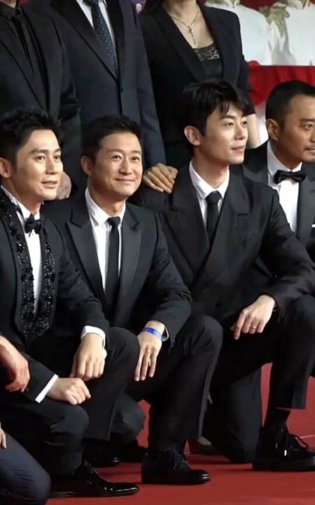 吴京李晨朱亚文个个黑色西装,帅气十足啊!-度小视