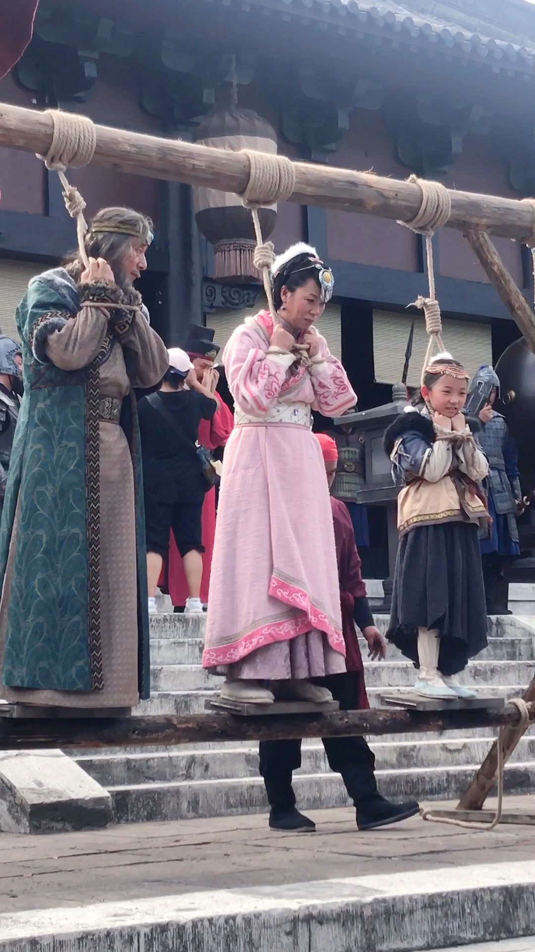 6岁小女孩拍上吊的戏