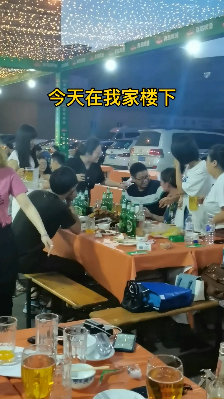 该说不说咱咱就得意这在大排档喝酒的气氛