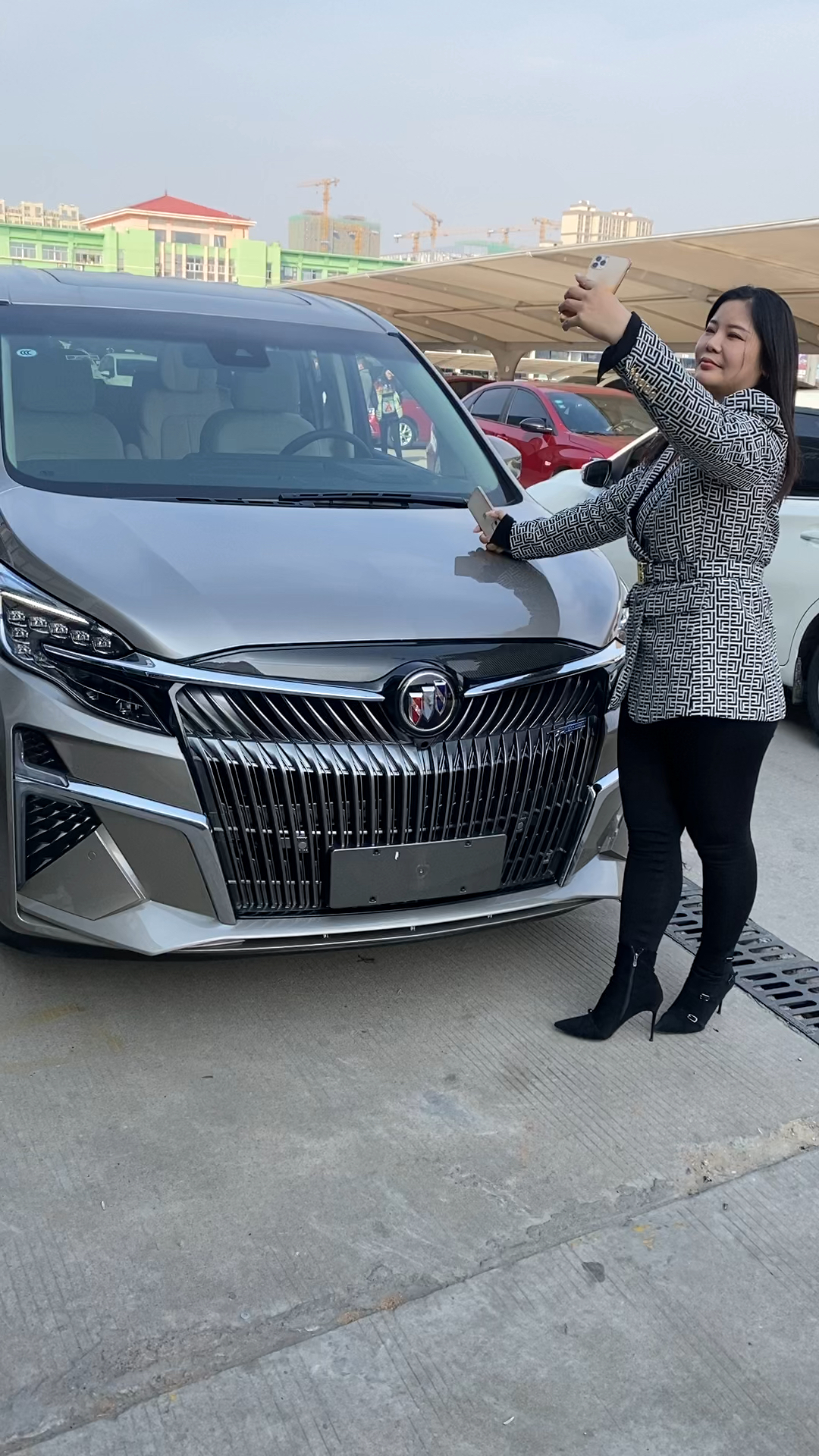 全民最牛手艺人gl8刚改好老板娘又在自拍了