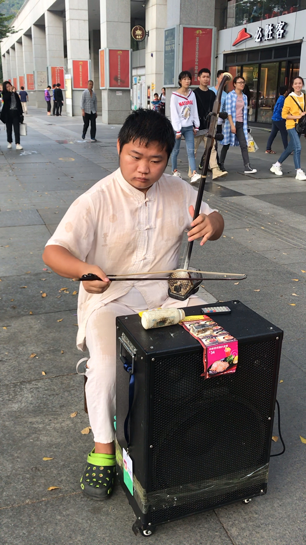 民间歌王#邓奇奇二胡演绎得淋漓尽致,观众们都陶醉了