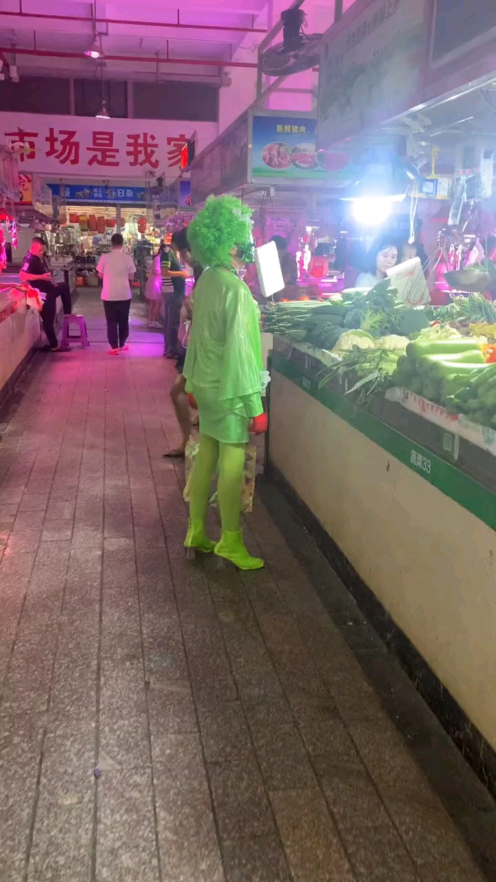 这是从头绿到脚吗%菜市场最靓的大姐%这造型霸气