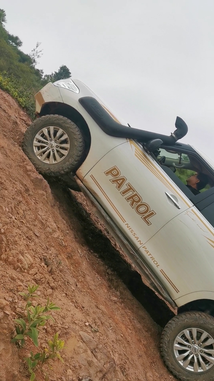 自驾越野#摄像师,这个坡只有38度,你拍拍成了60度,太夸张了吧!