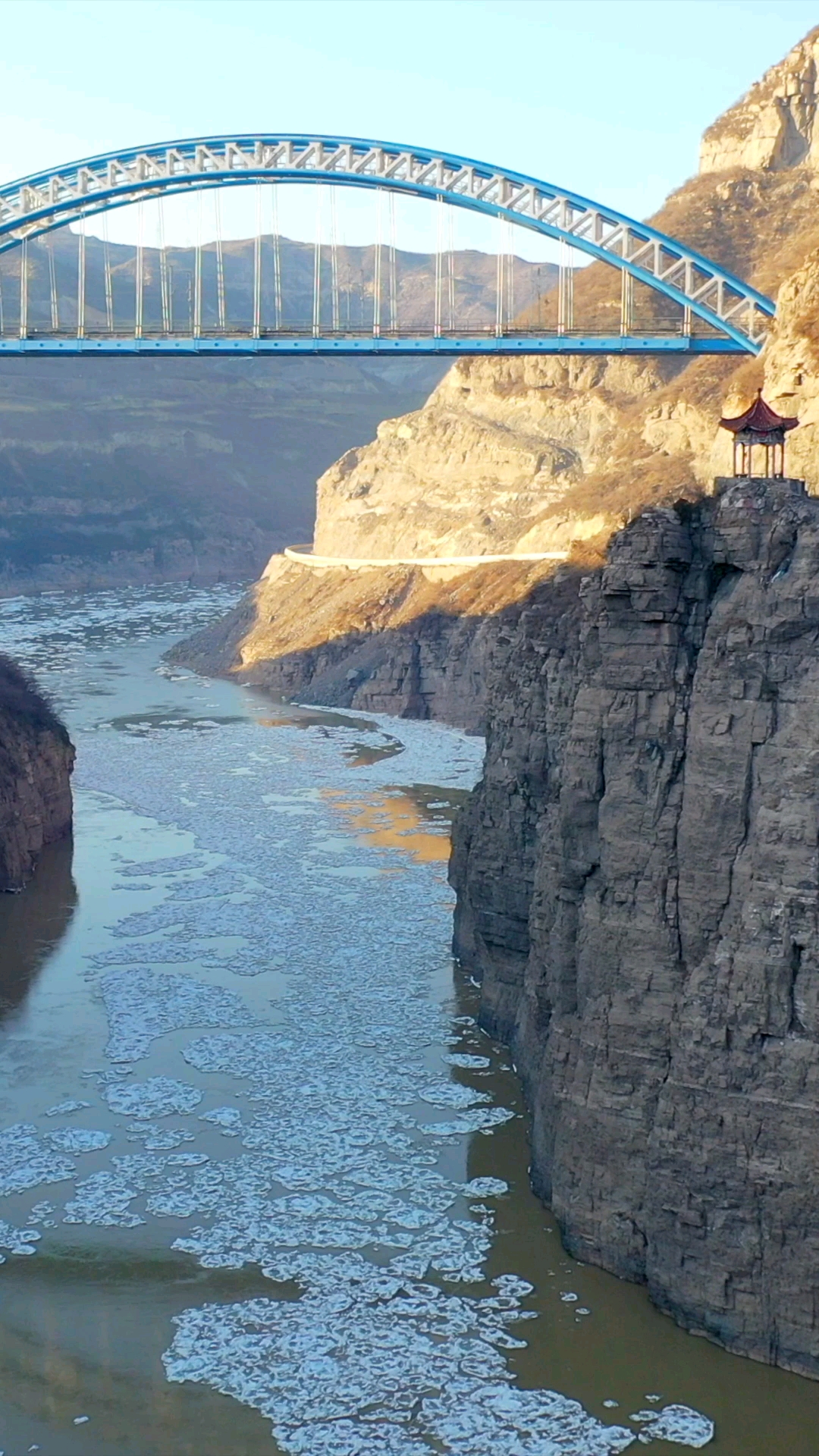 山西河津黄河最美流凌奇观