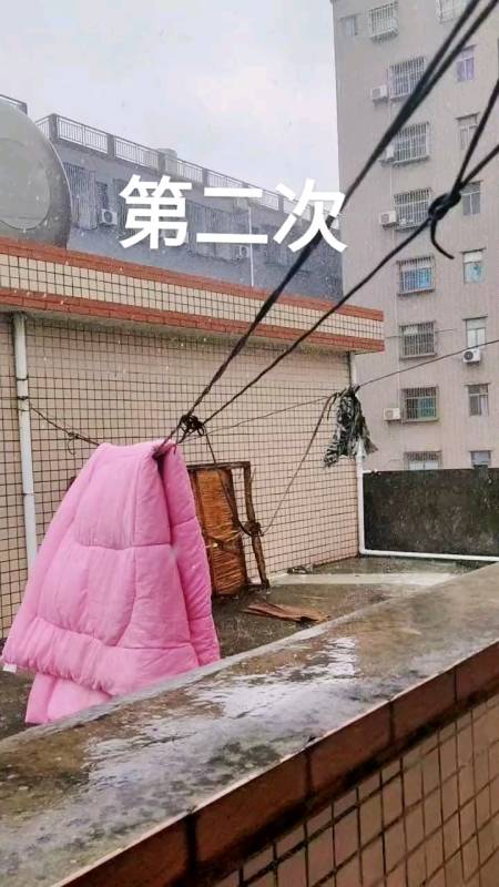 隔壁楼的棉被晒晒淋淋,昨天晚上被淋雨一次都没收,今天又下雨了,继续