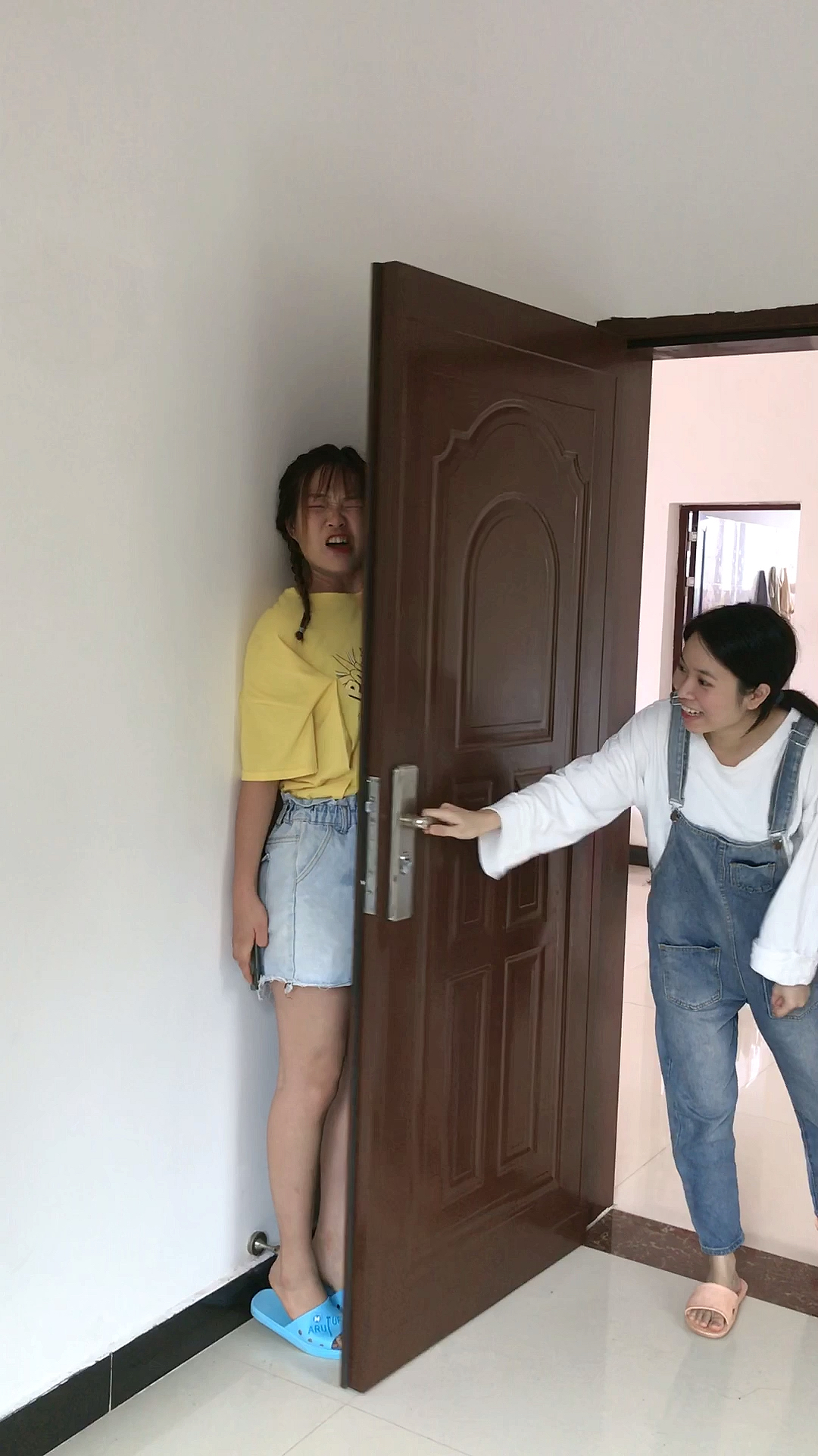 我姐还以为我不知道她藏在门后