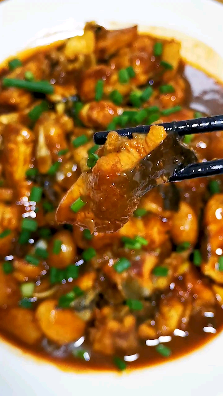 蒜烧鲟鱼是红烧做法中最简单,最好吃的