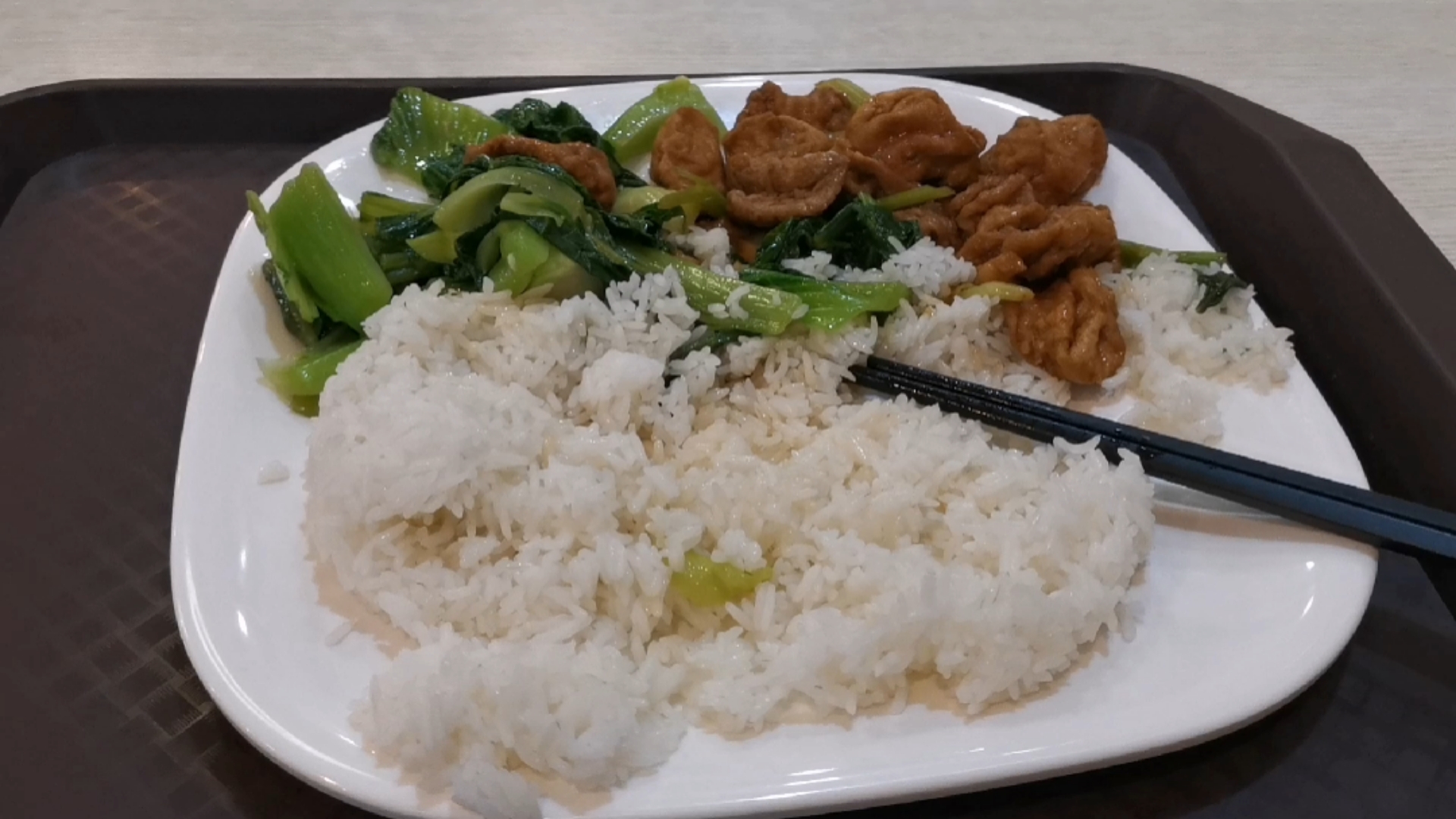 新城市新生活#帅小伙广州番禺点份快餐8元差不多全是素菜,你说消犯哌