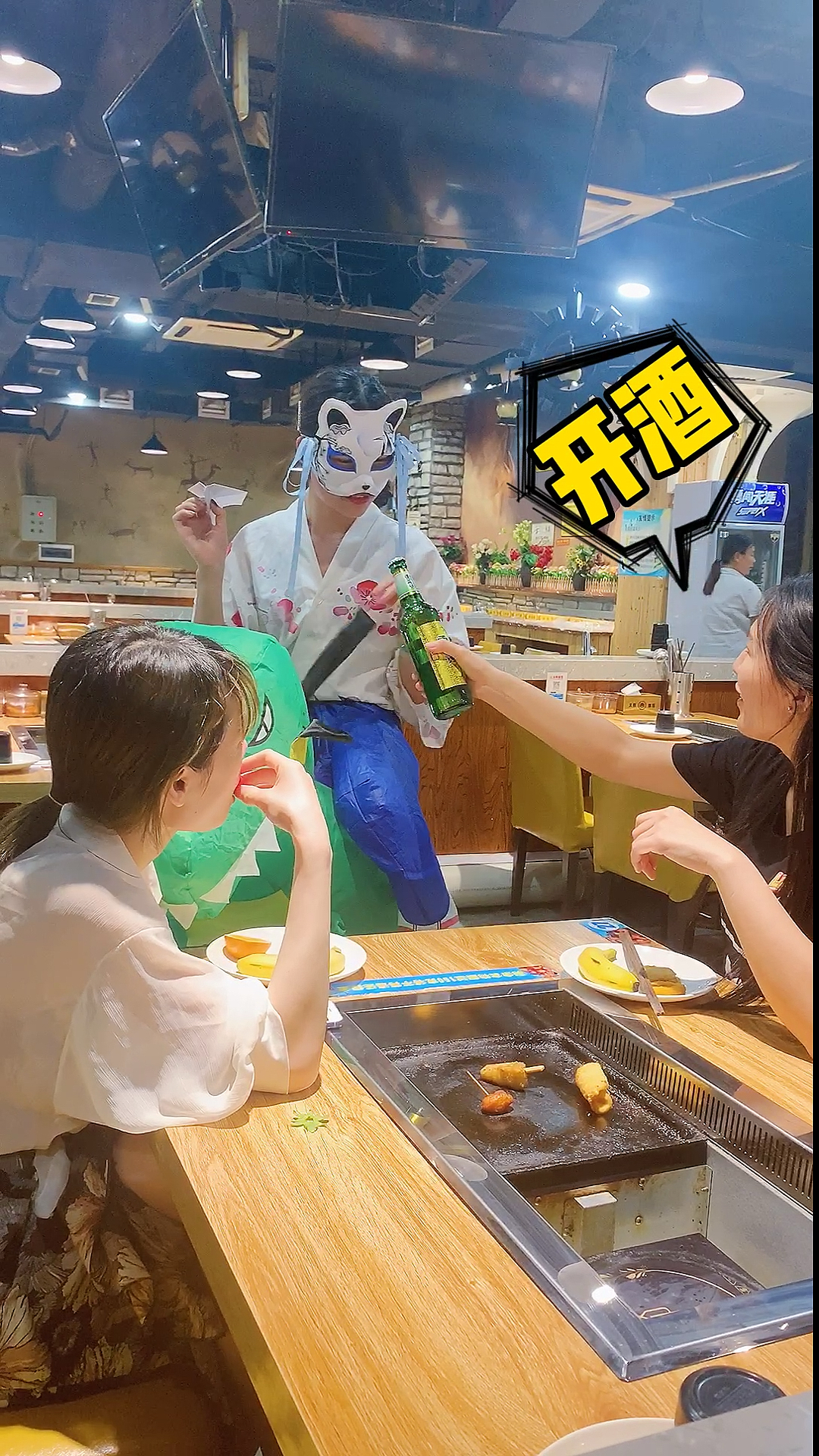 网红花式搞笑开瓶猫猫#你们要的纸飞机开瓶来了,喜欢就个关注点个 !!