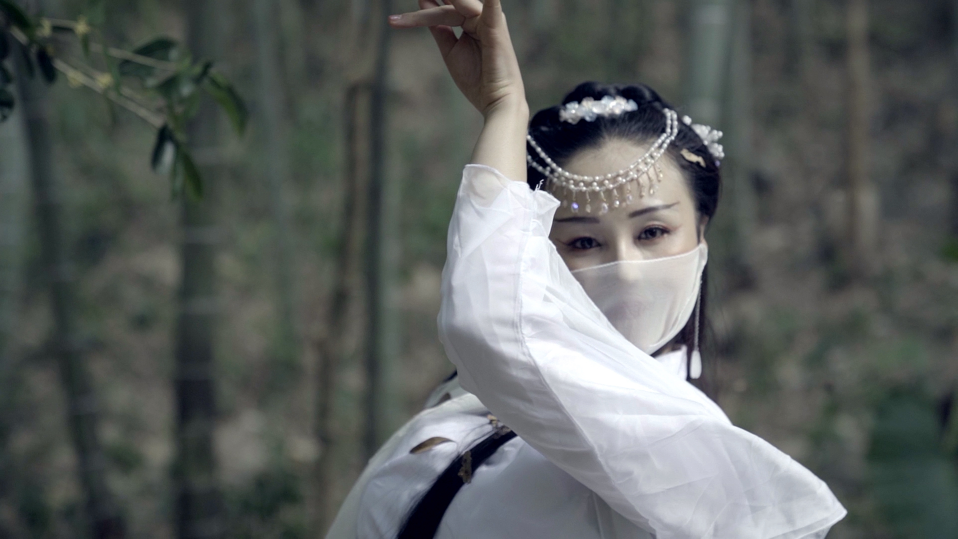 舞蹈#古典舞《山鬼》女神之美,跃然纸上,撼人心魄,猜不透的山鬼