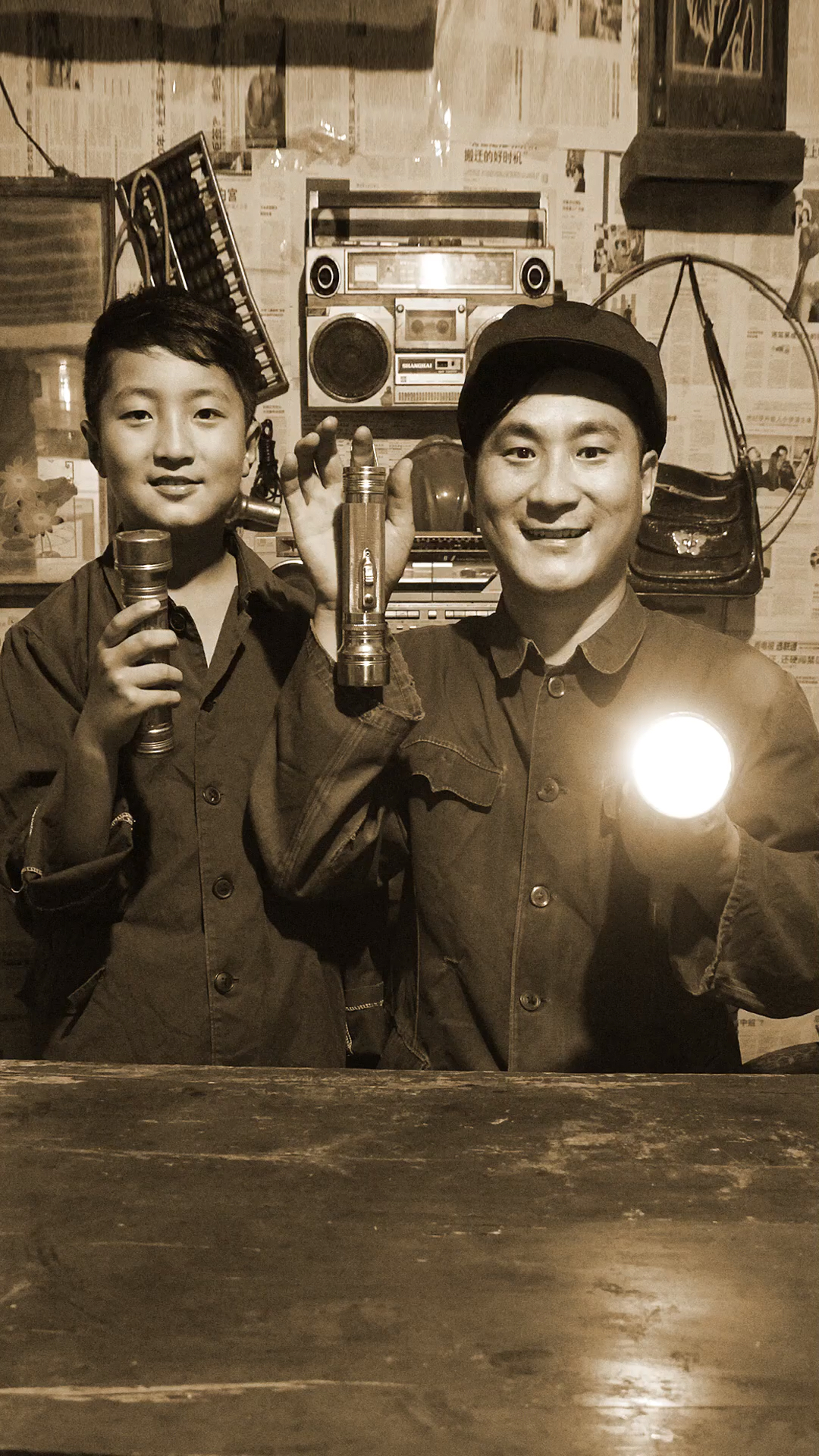 童年回忆80年代经常停电每家都会有一个家用电器那就是铁皮手电筒你家