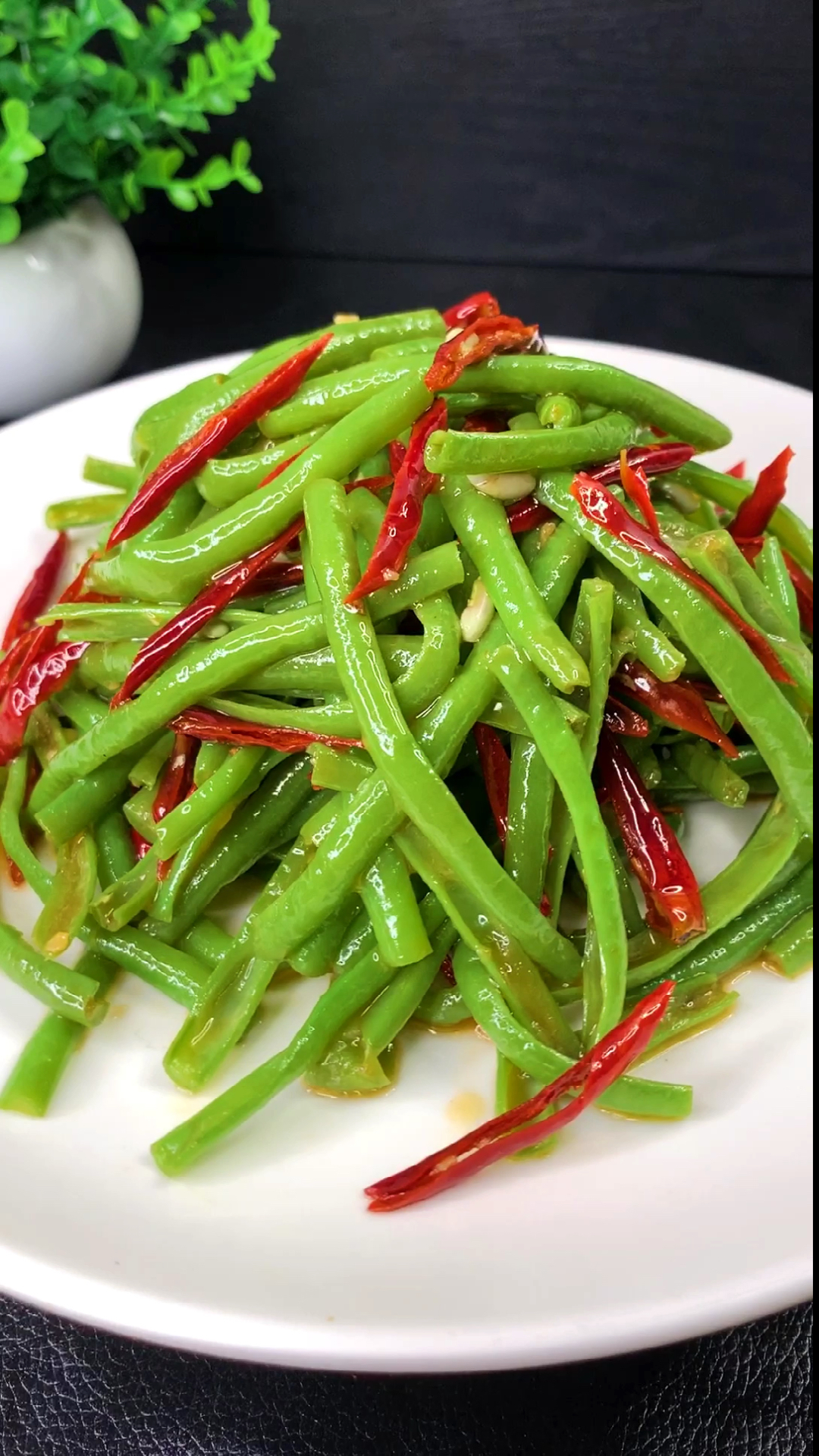长豆不要再炒着吃了!简单拌一拌酸辣入味,清脆爽口