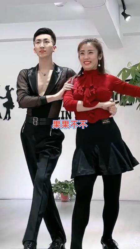 不不走神差点跳错了,果果反应快,马上纠正!-度小视