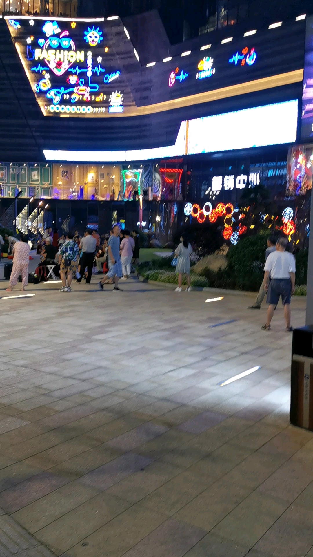 城市街景!#暑假第三天,带大家看看南昌的王府井.