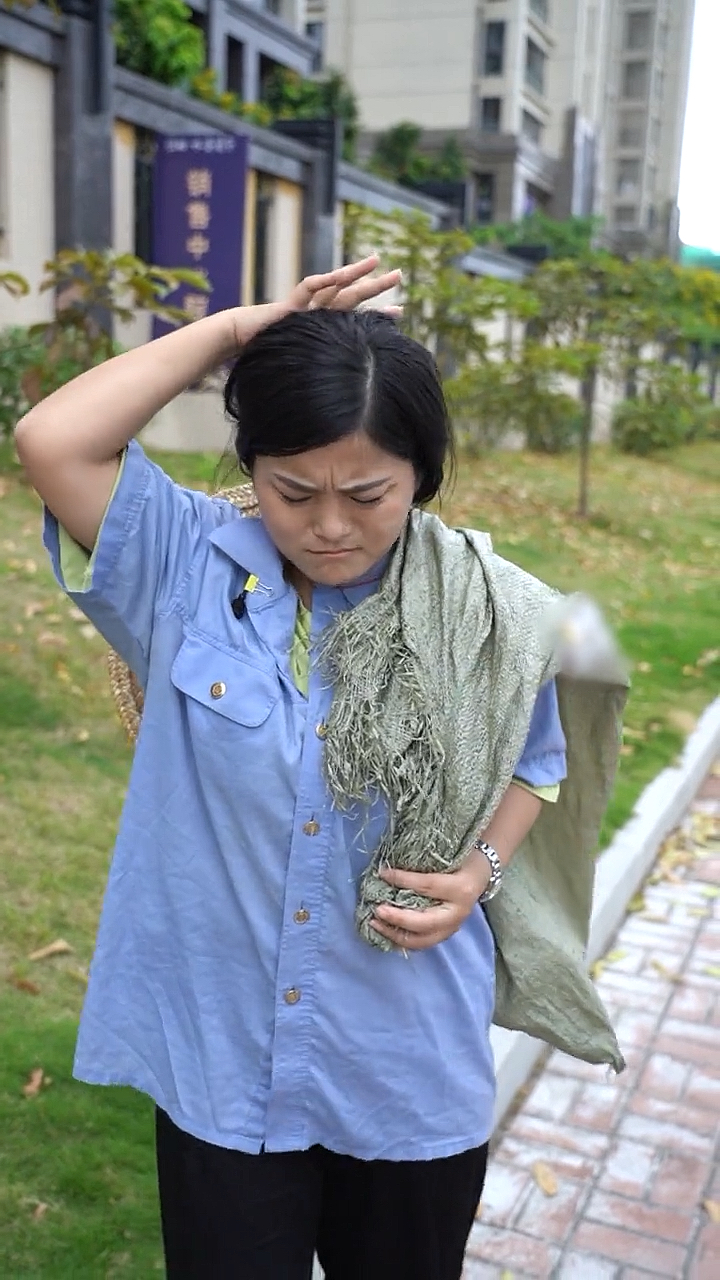 女子在路边上捡垃圾被男子看不起