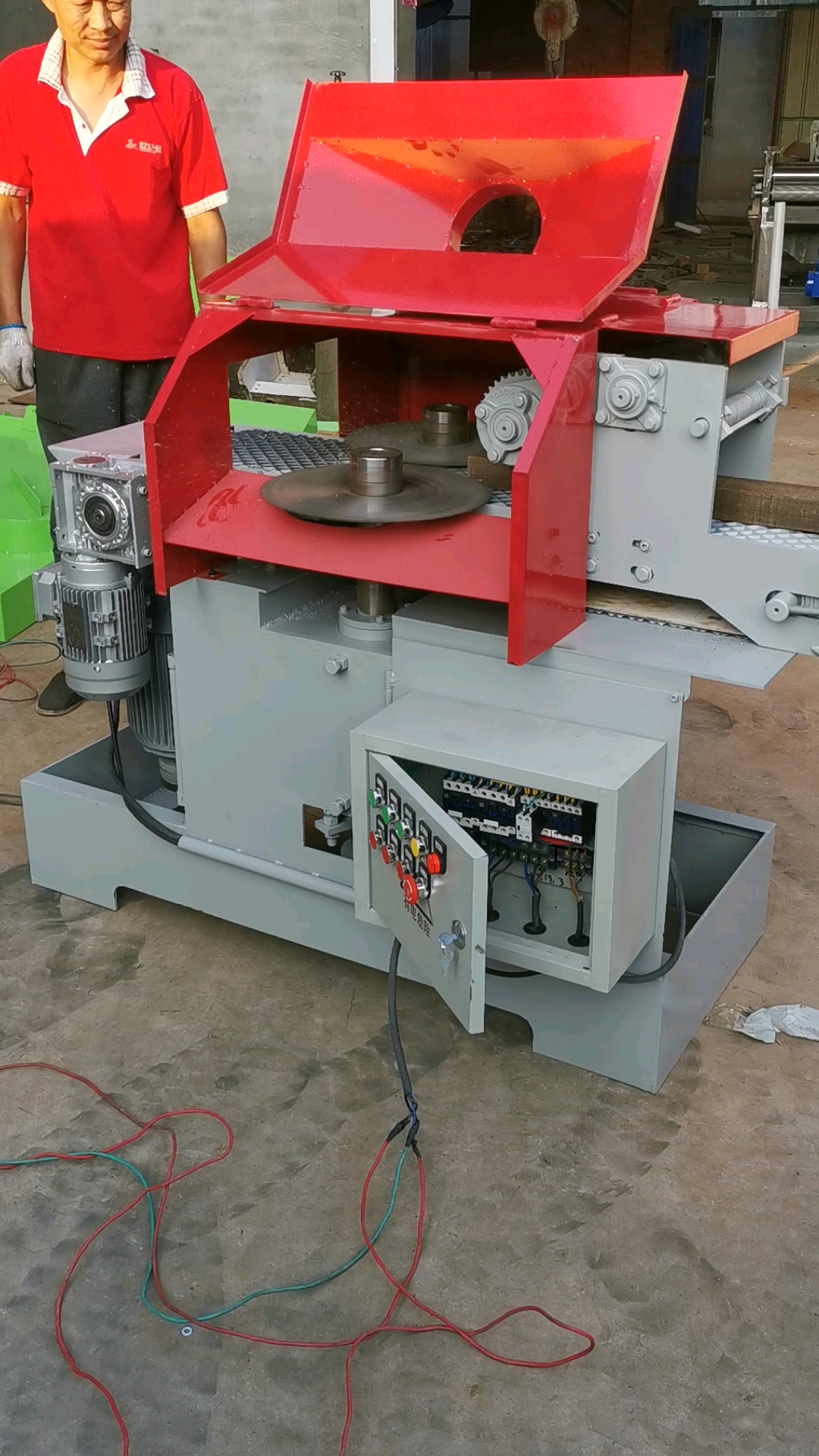 半圆板皮改料锯,废旧木材边皮锯,高效率高收益!