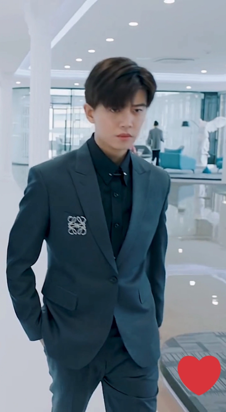 明星任嘉伦花絮来波撩人镜头走路超酷帅