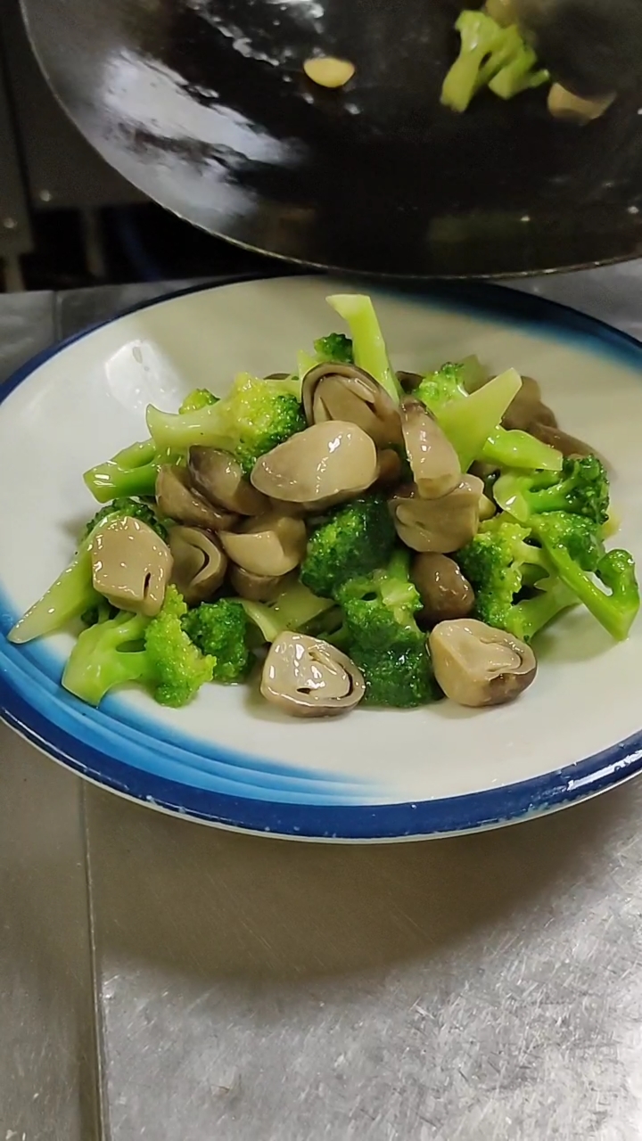 食神大pk#一万二的大厨,炒草菇西蓝花真漂亮.