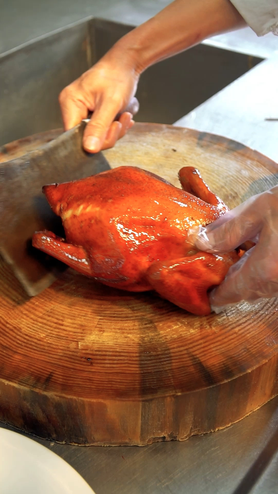 烧腊技术培训#脆皮烧鸡摆盘分享,看看徒弟第一次上手砍鸡如何