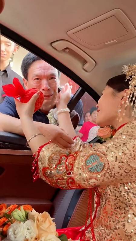 女儿出嫁父母百般不舍善良的姑娘安慰爸妈送上香吻