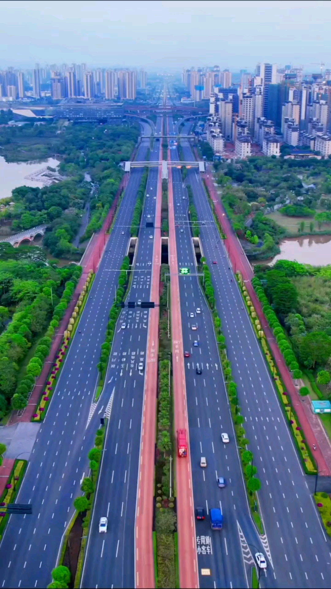 绿城南宁:第一宽城市大道"玉洞大道"双向16车道.-度小视