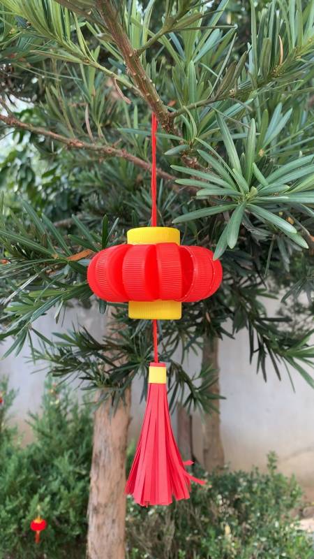 饮料瓶盖不要丢,串起来就是一个迷你小灯笼,简单好看快跟小朋友一起来