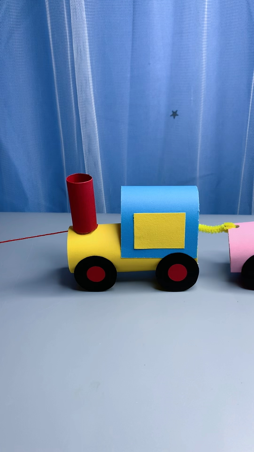 用纸筒做的小火车很简单又很可爱快跟小朋友一起玩起来