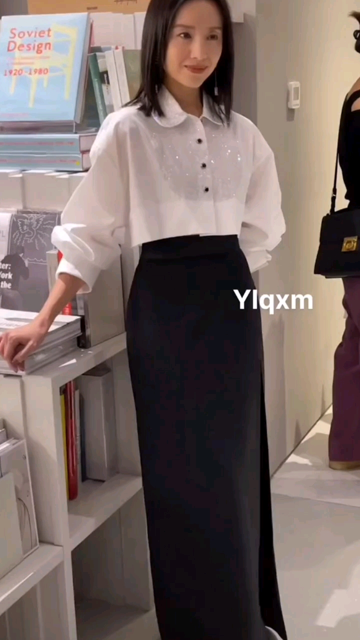 董洁白衬衫搭配黑色长裙造型优雅知性这状态如何