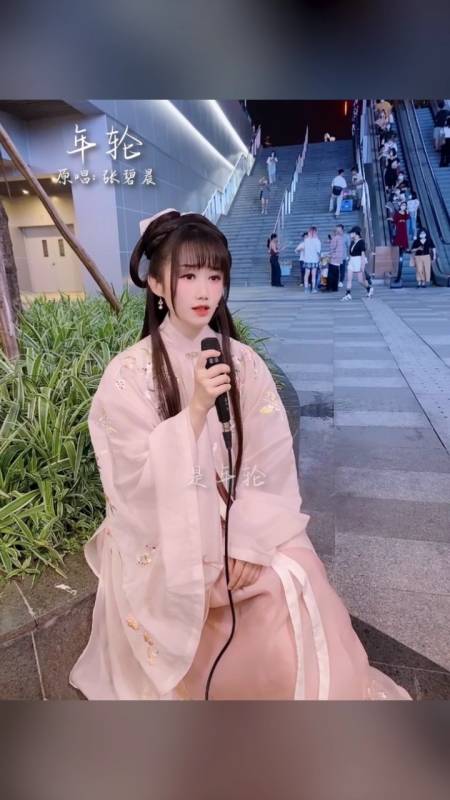 户外唱歌##馒小蛮#以前喜欢一个人,现在喜欢一个人,以后也喜欢一个人