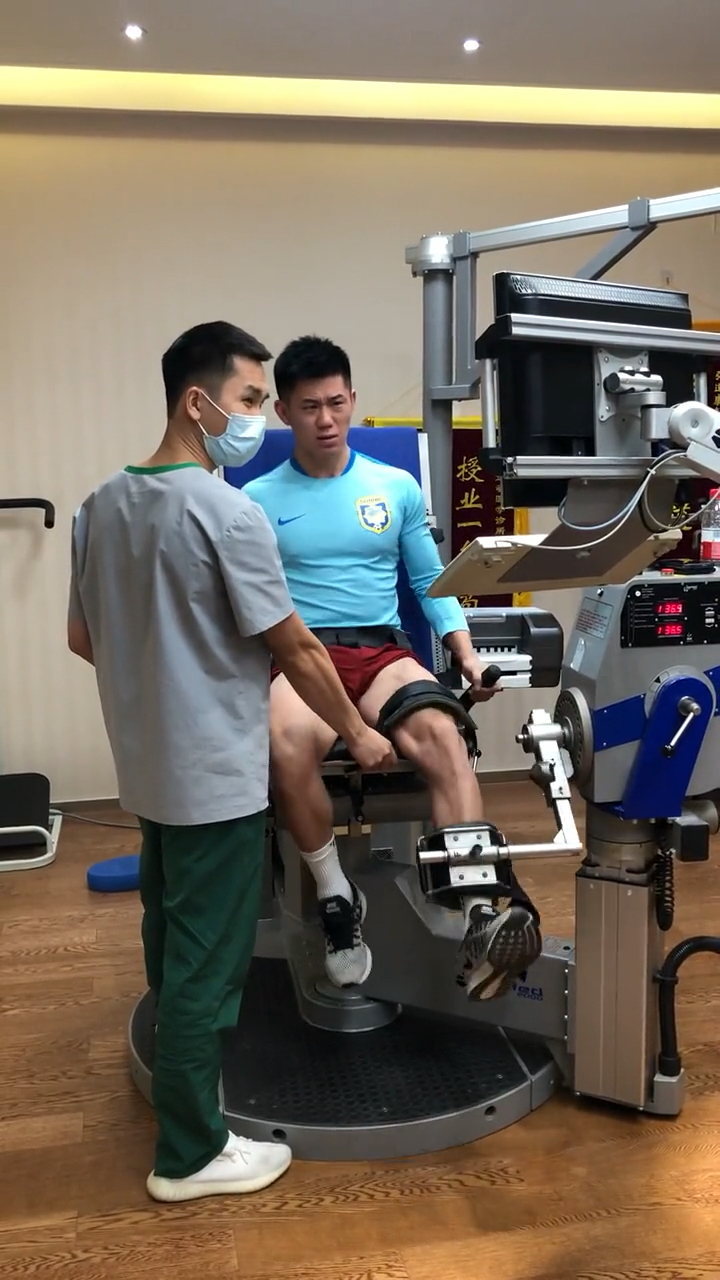 我要上热门足球运动员等速肌力训练恢复肌肉力量等速训练绝对是最好的