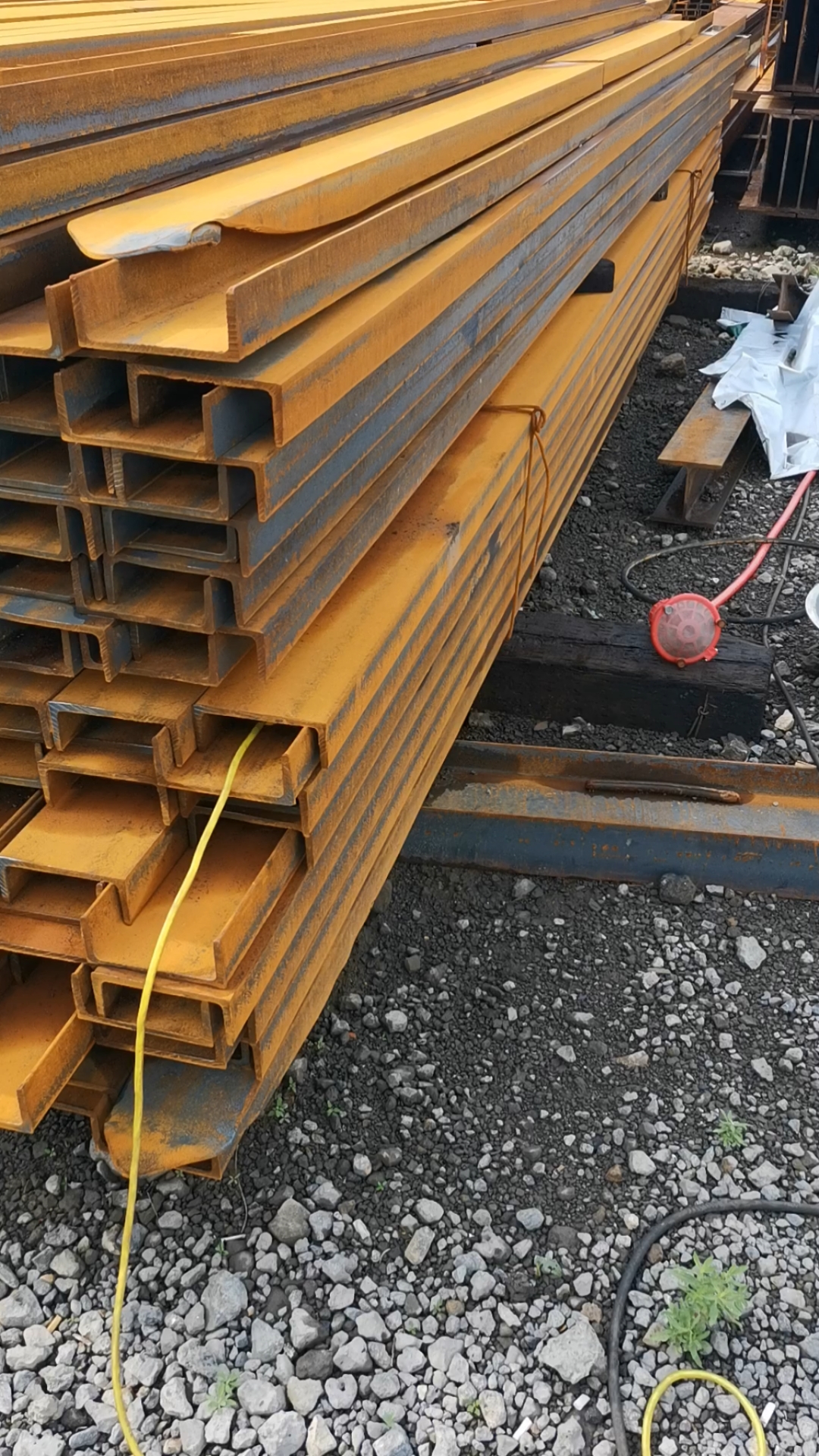 雨后金黄色小槽钢16号槽长散尺和二级品75-95公斤左右