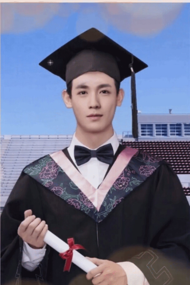 毕业照#著名演员朱一龙动感毕业照,像吗?