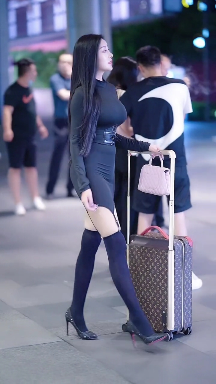 美女苗条的身段打扮的太时尚了