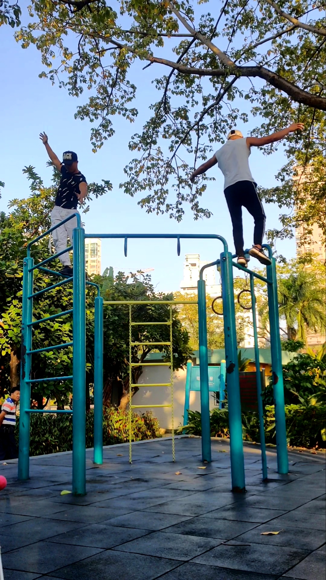 来走单杠么咯?尿裤子的那种哦