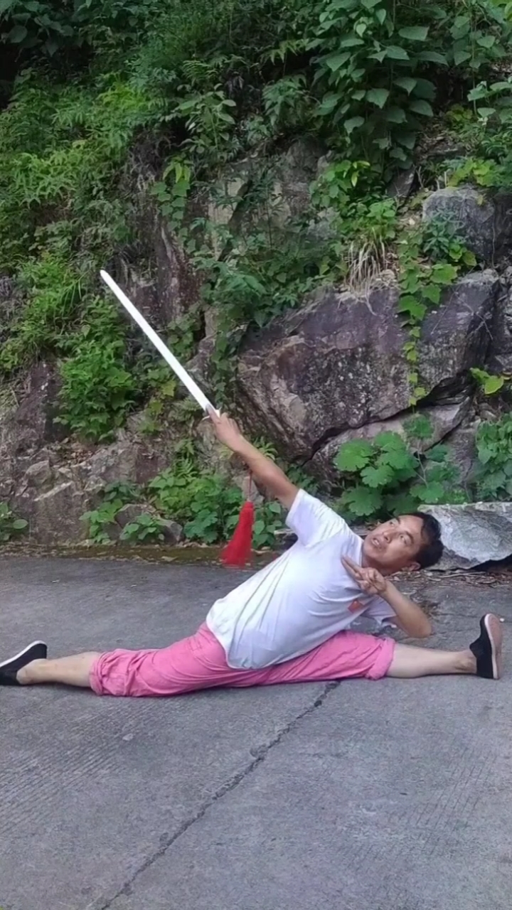 紫青剑指意中人头戴金箍锁凡尘