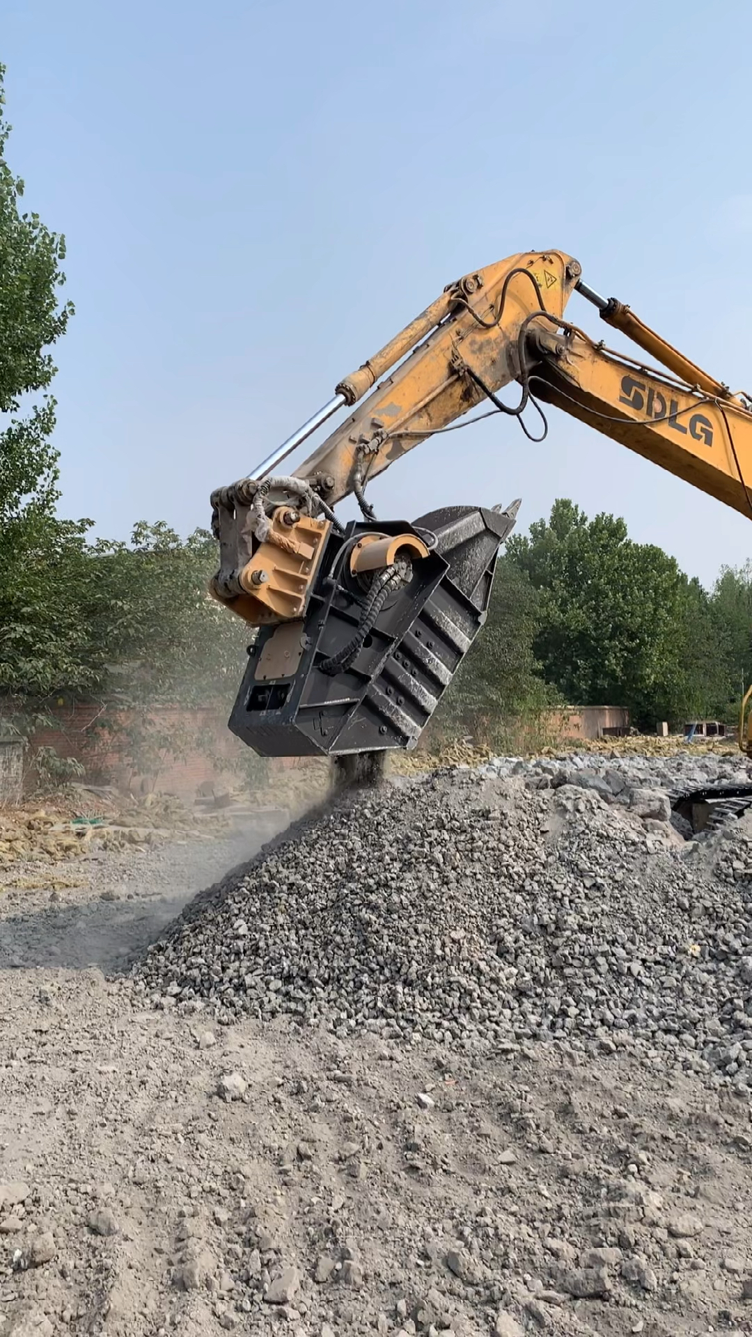 挖机碎石斗挖机破碎斗一天能破多少呢让我们来看看破碎斗现场实拍分析