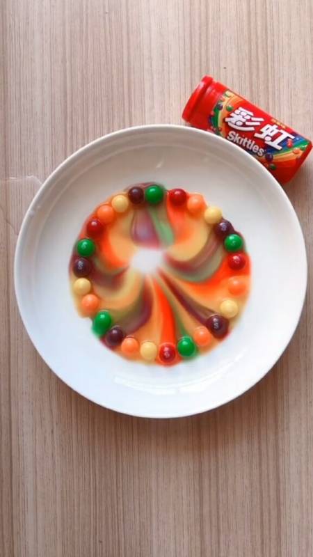 科学小实验#第2个家庭小实验《彩虹糖实验》这是一个能让孩子尖降的