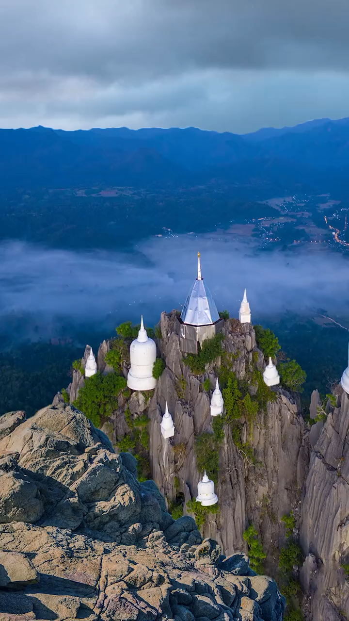 泰国南邦府寺庙坐落于陡峭的悬崖峭壁之上只能以徒步的方式登顶