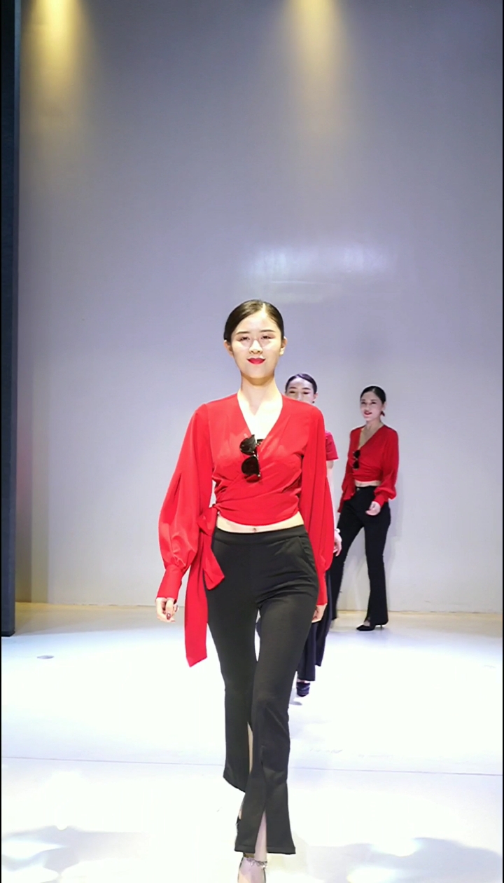 梯台走秀#如果你想要无可取代,就必须时刻与众不同.