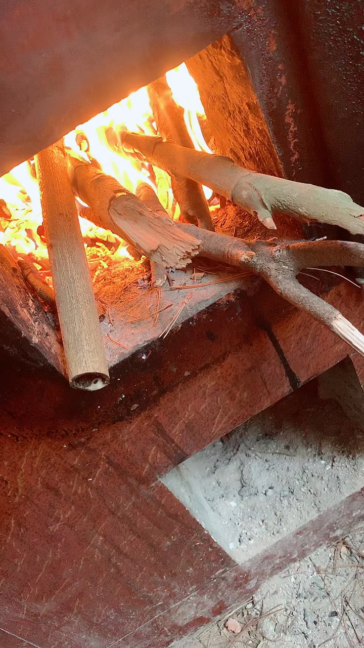 家庭条件不好,只是用柴火,烧水洗澡了