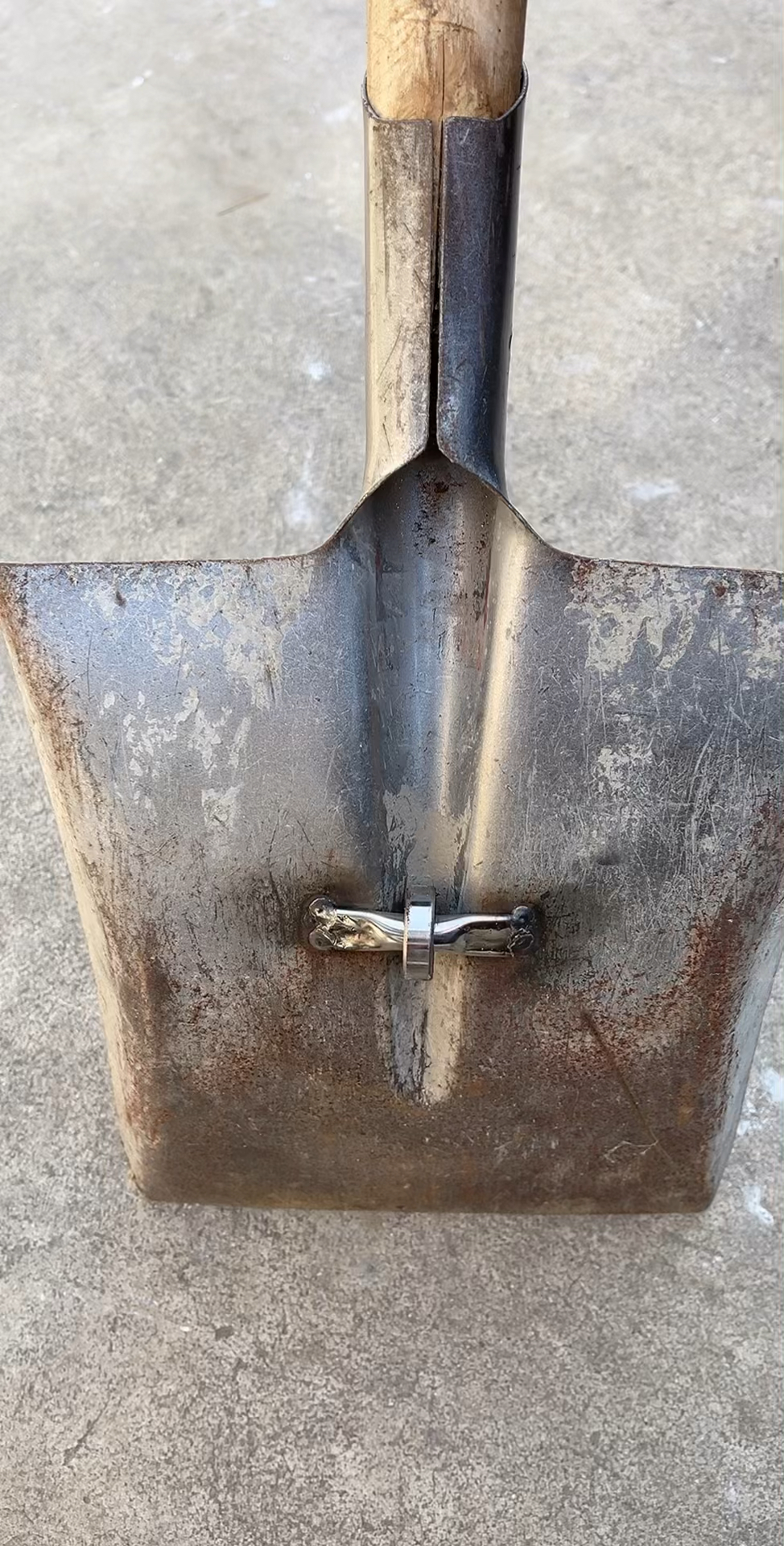 这是高手#今天做了一把超级省力铁锹,非常的好用!